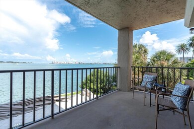 AMAZING VIEW OF THE INTRACOSTAL AND CLOSE TO BEACHES