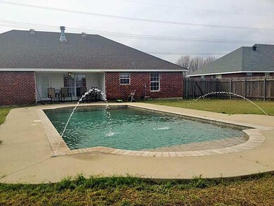 Swimming Pool/Hot Tub/Sauna. Double fountains at e