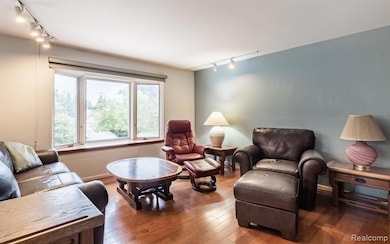 Bright & sunny living