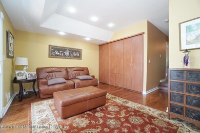(6) family room on level 1 with access t