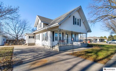 513 Broad St, Jansen, NE 68377 - photo 3