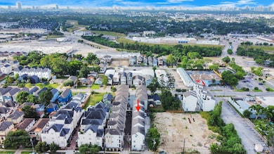 Close proximity to restaurants and entertainment o