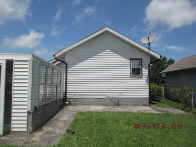 1633 W 20th St, Anderson, IN 46016 - photo 2