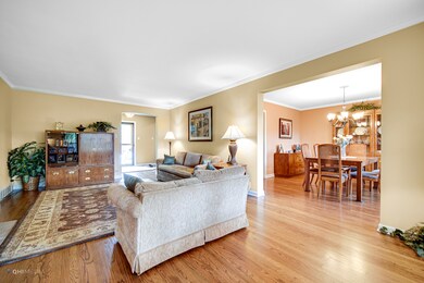 18531 Clyde Rd, Homewood, IL 60430 - photo 3