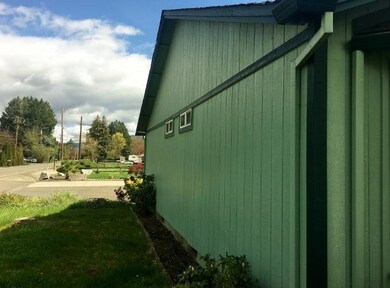 981 Beall Ln, Central Point, OR 97502 - photo 2