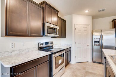 Hayden-small-006-006-Kitchen-666x445-72d
