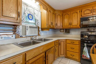 4 Maplecrest St, Newmarket, NH 03857 - photo 5