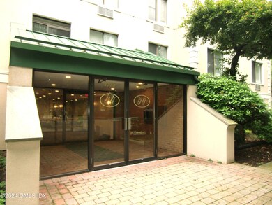 Greenwich Green unit 101, Old Greenwich, CT 06870 - photo 2