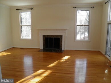 5809 Mossrock Dr, Rockville, MD 20852 - photo 3