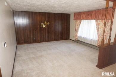 113 Crestwood Dr, Lincoln, IL 62656 - photo 2