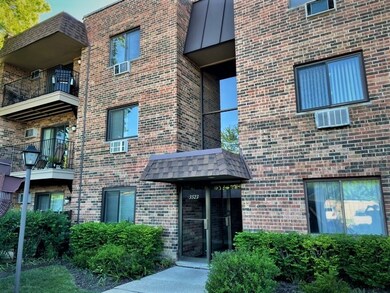 3523 W Central Rd unit 302, Glenview, IL 60025 - photo 2