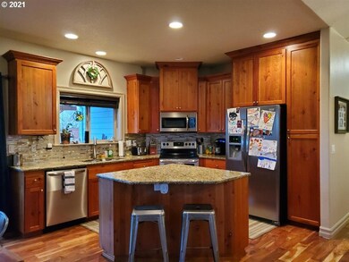 747 Burghardt Dr, Molalla, OR 97038 - photo 2