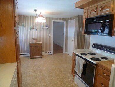 297 Roosevelt Ave, Springfield, MA 01118 - photo 3