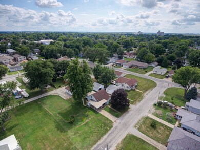 807 E Short St, Tuscola, IL 61953 - photo 2