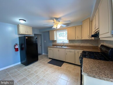 26 W Center St unit B (UPSTAIRS UNIT), Clayton, NJ 08312 - photo 7