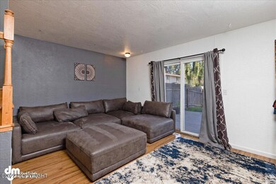 04-Living Room 20220621-DW-7854