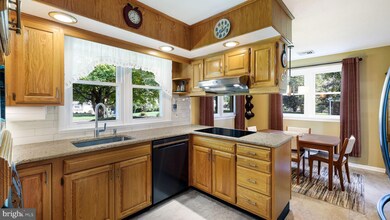 64 E Hillcrest Ave, Chalfont, PA 18914 - photo 2