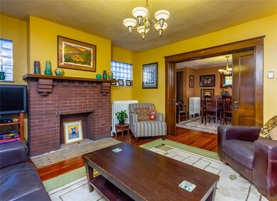 Spacious living room with working pocket doors bet