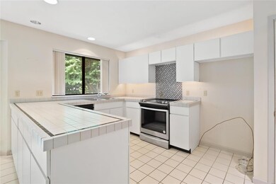 Kitchen & Breakfast Bar