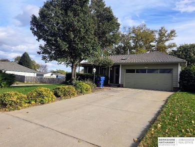 2401 Marilyn Dr, Papillion, NE 68046 - photo 2