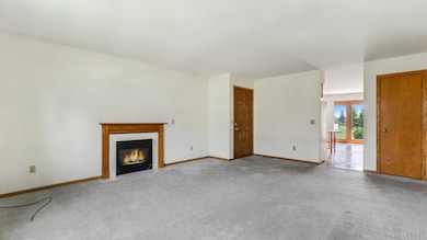LIVING ROOM WITH GAS FIREPLACE AND FRONT ENTRANCE