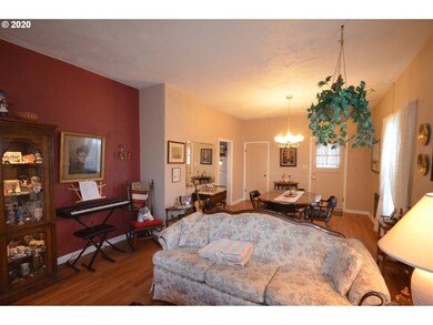 420 W 10th St, the Dalles, OR 97058 - photo 5