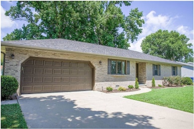 614 Montgomery Cir, Carmi, IL 62821 - photo 2