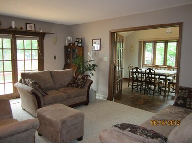 Living Room looking into sunroom<|><|>