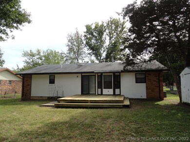 426 E Loy St, Chouteau, OK 74337 - photo 2