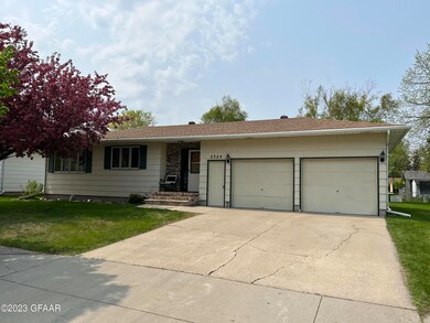 2324 W Springbrook Ct, Grand Forks, ND 58201 - photo 2