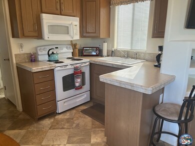 1716 Sunbeam Lake Dr unit 401, El Centro, CA 92243 - photo 4