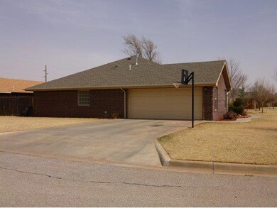 107 Elmwood Cir, Elk City, OK 73644 - photo 4