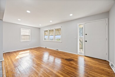 456 N Walnut St, Waterbury, CT 06704 - photo 3