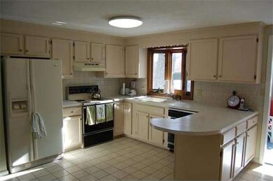 3 Hendel Dr, Holyoke, MA 01040 - photo 4