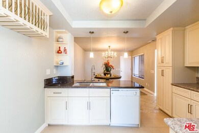 Gorgeous Upraded Kitchen