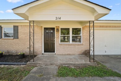 214 SE 9th St, Pryor, OK 74361 - photo 2