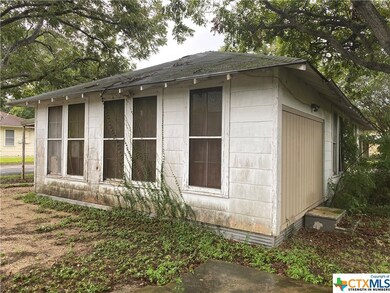 922 E Humphreys St, Seguin, TX 78155 - photo 6