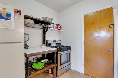7 1933 Kitchen fridge & gas stove