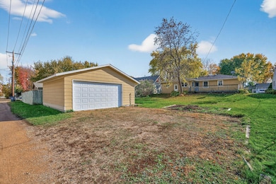 316 detached gar.jpg