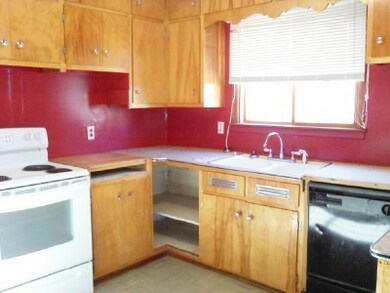 Kitchen with newer appliances<|><|>