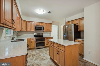 11436 Bronzedale Dr, Oakton, VA 22124 - photo 2