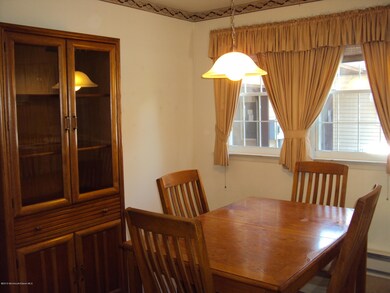 25-D STONYBROOK DINING AREA