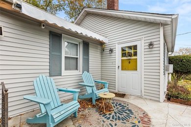 24 Locust Rd, Wading River, NY 11792 - photo 3