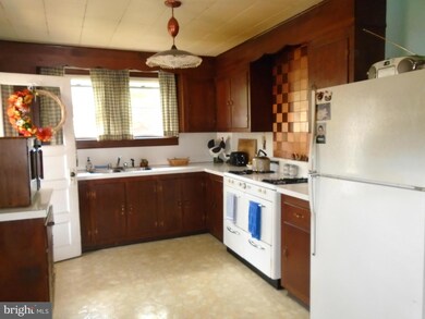 232 S 3rd St, Chambersburg, PA 17201 - photo 7