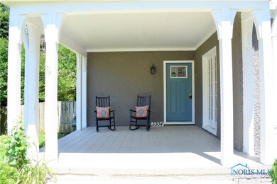 Beautiful covered front porch!