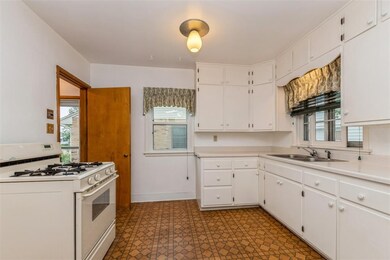 2198 Chandler St SW, Cedar Rapids, IA 52404 - photo 6