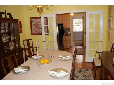 Dining room: 139 x 11 Hardwood floors, heavy crown