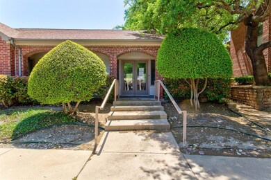 The club house is located near the entracne.