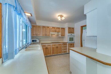 228 Tanoak Ln, Naperville, IL 60540 - photo 6