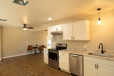 703 NE 10th St, Grants Pass, OR 97526 - photo 7